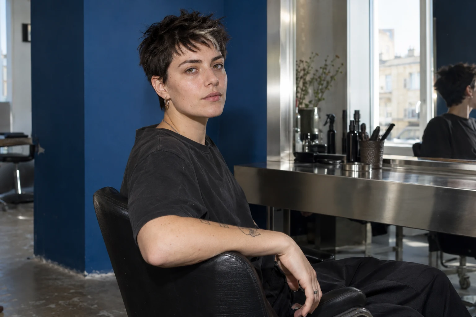 Kort, teksturert klipp i et blått frisørstudio. AI-generert illustrasjonsfoto.