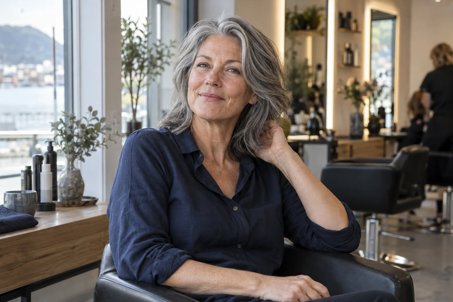 Kvinne med naturlige grå nyanser og en myk, lagdelt klipp — illustrasjonsfoto